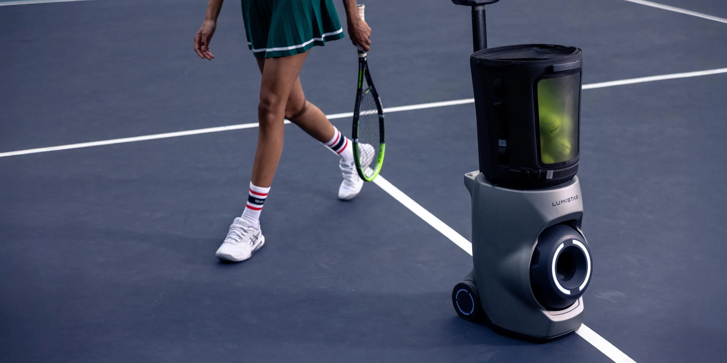 Le Lumistar TERO installé sur un court d'un domaine sportif haut de gamme, avec un joueur en séance